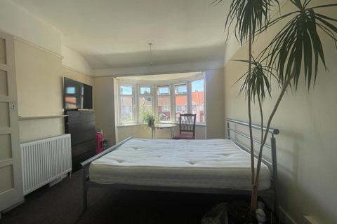 3 bedroom terraced house to rent - Hounslow TW5