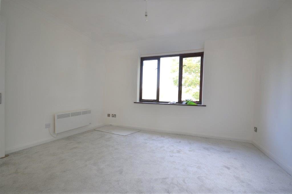 Lawrence Grove, Woolston, Southampton, SO19 2 bed flat for sale £155,000