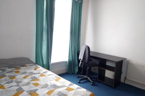 3 bedroom terraced house to rent, Londesborough Road, Southsea PO4
