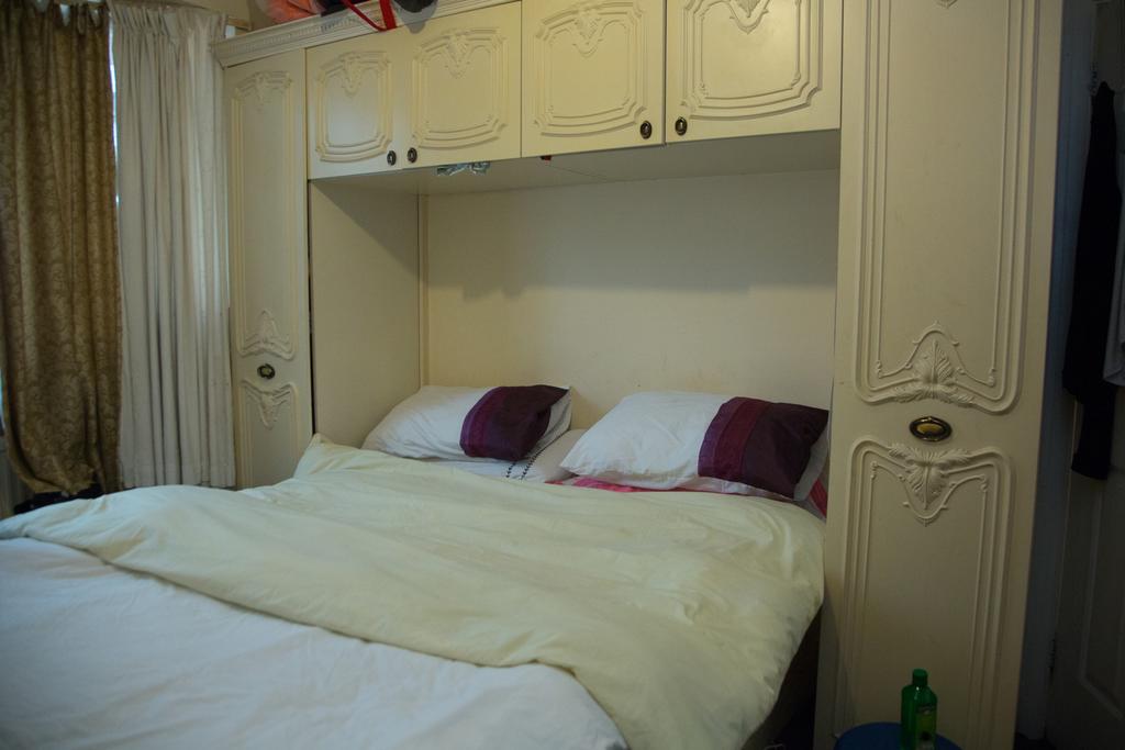 Reeves Avenue, Colindale, NW9 1 bed £1,400 pcm (£323 pw)