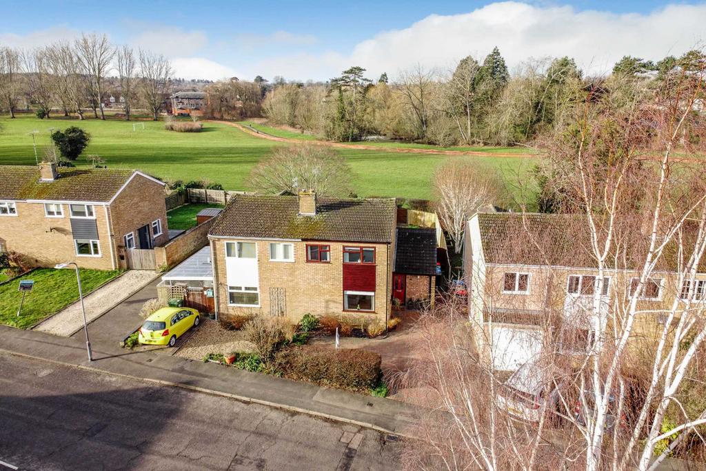 Trent Drive, Newport Pagnell MK16 3 bed semidetached house for sale