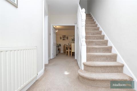 3 bedroom terraced house for sale, Beaminster Gardens, Ilford IG6