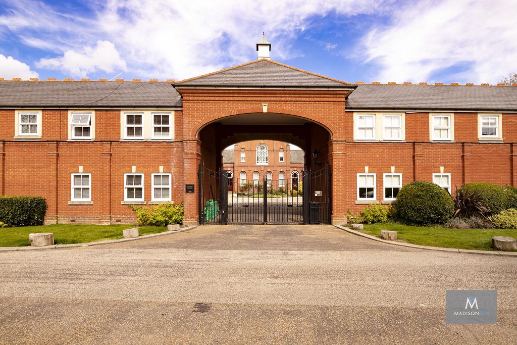 Woodford Green, Greater London IG8 1 bed apartment for sale £350,000