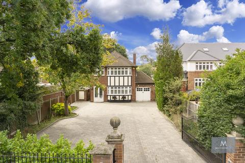 3 bedroom detached house for sale, Fencepiece Road, Essex IG7