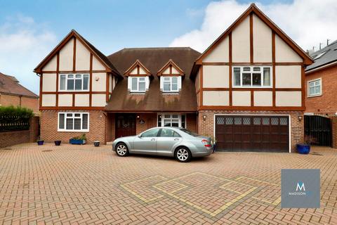 5 bedroom detached house to rent, Manor Road, Essex IG7