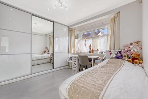 3 bedroom bungalow for sale, Kensington Drive, Greater London IG8