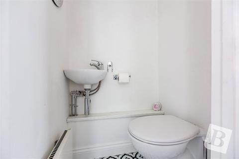 2 Garry Close, Romford, RM1 4AE