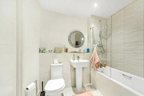 1 bedroom apartment to rent, Lakeside Drive, London, NW10