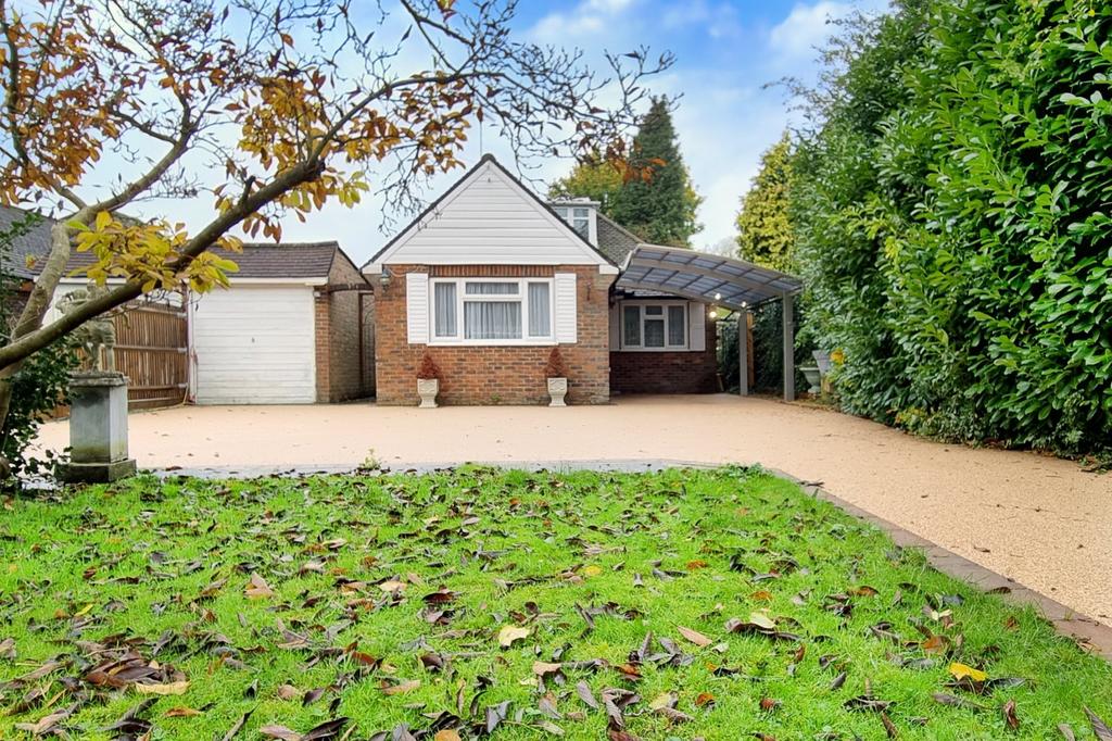 Horley, Surrey, RH6 3 bed bungalow for sale £500,000