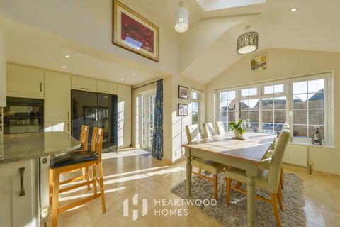 2 Highview Gardens, St Albans, AL4 9JX