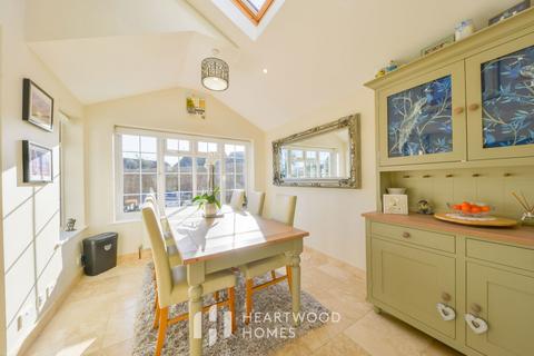 2 Highview Gardens, St Albans, AL4 9JX
