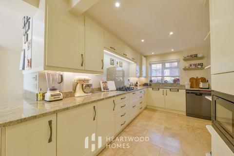 2 Highview Gardens, St Albans, AL4 9JX