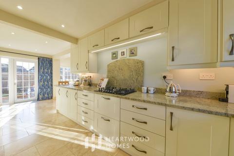 2 Highview Gardens, St Albans, AL4 9JX