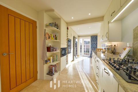 2 Highview Gardens, St Albans, AL4 9JX