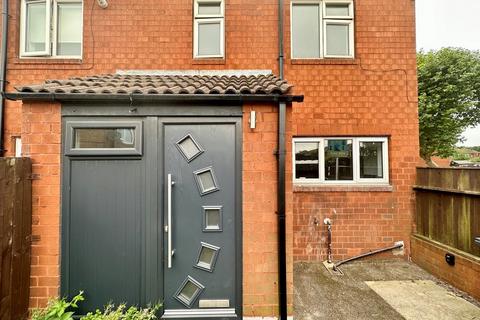 3 bedroom end of terrace house to rent, Constable Close, Flanderwell