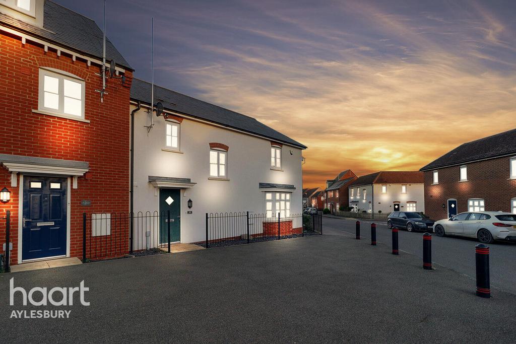 Prince Rupert Drive, Aylesbury 3 bed semidetached house for sale £