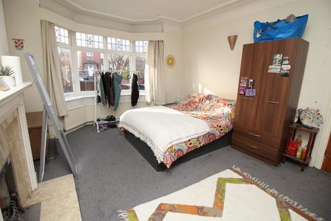 4 bedroom semi-detached house for sale - Becketts Park Drive, Leeds LS6