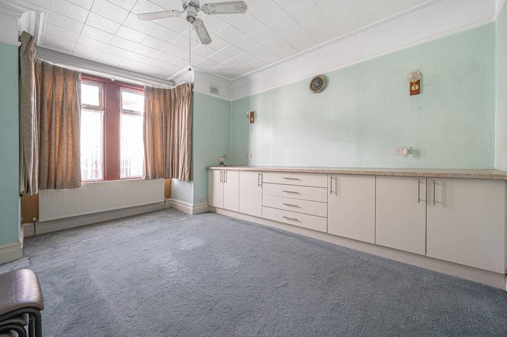 Bertram Road, Hendon, London, NW4 3 bed detached house for sale £600,000