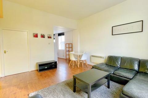 2 bedroom apartment to rent, Dene House Court, Leeds