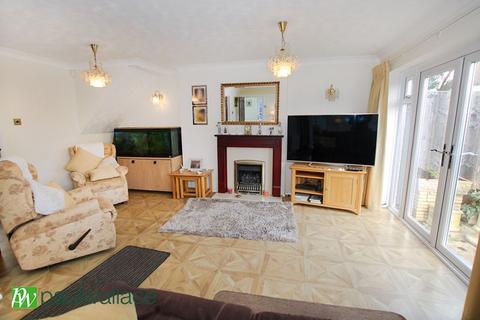 8 Windward Close, Enfield, EN3 6TJ