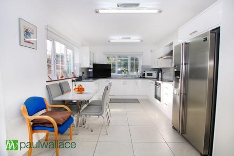 8 Windward Close, Enfield, EN3 6TJ