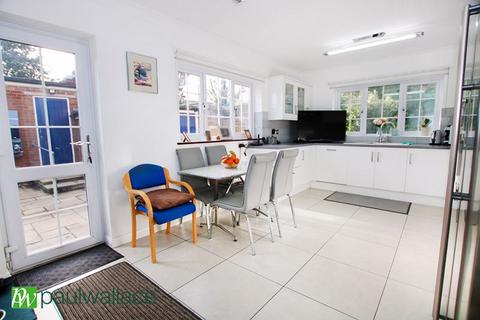 8 Windward Close, Enfield, EN3 6TJ