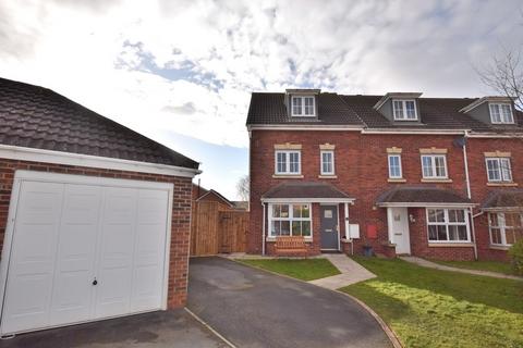 4 bedroom semi-detached house to rent, Churchill Drive, Brough With St. Giles