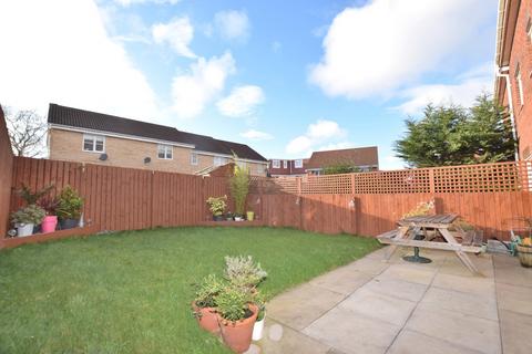 4 bedroom semi-detached house to rent, Churchill Drive, Brough With St. Giles