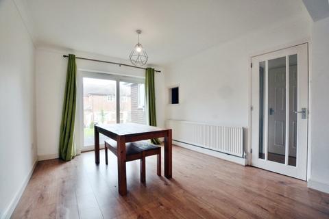 3 bedroom detached house to rent, Montague Road, Uxbridge