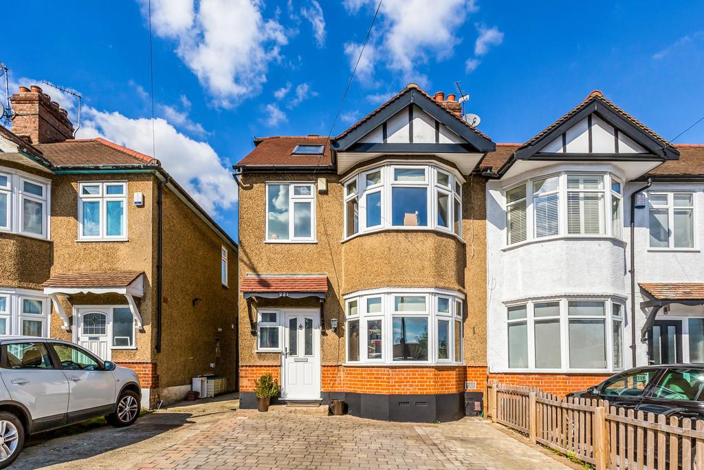 Buckhurst Way, Buckhurst Hill IG9 4 bed end of terrace house to rent £2,600 pcm (£600 pw)
