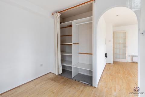 Flat 4, 4 Blackdown Close, London, N2 8JF