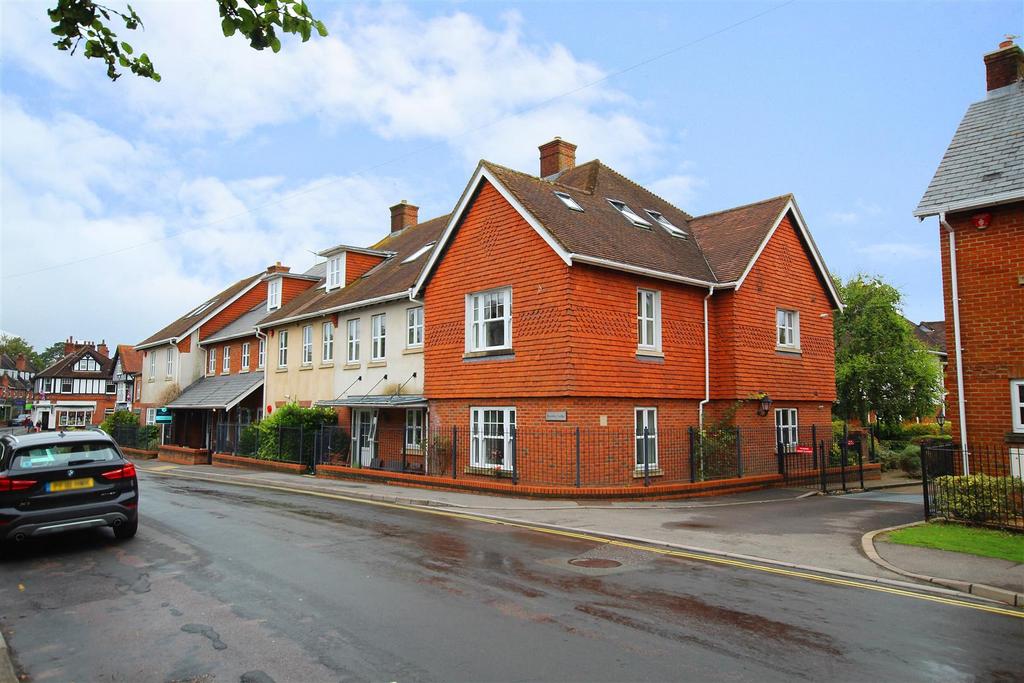 Grigg Lane, Brockenhurst 2 bed apartment £1,250 pcm (£288 pw)