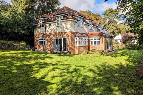 5 bedroom detached house to rent, Hollymeoak Road, Coulsdon