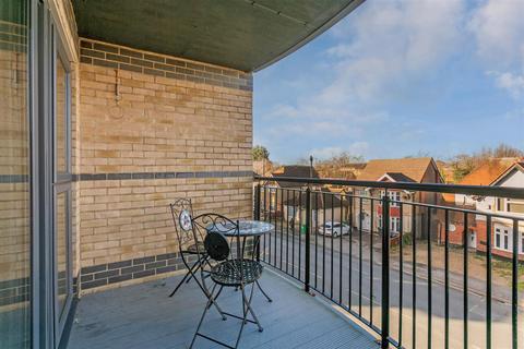 2 bedroom apartment for sale, Windsor Road, Slough