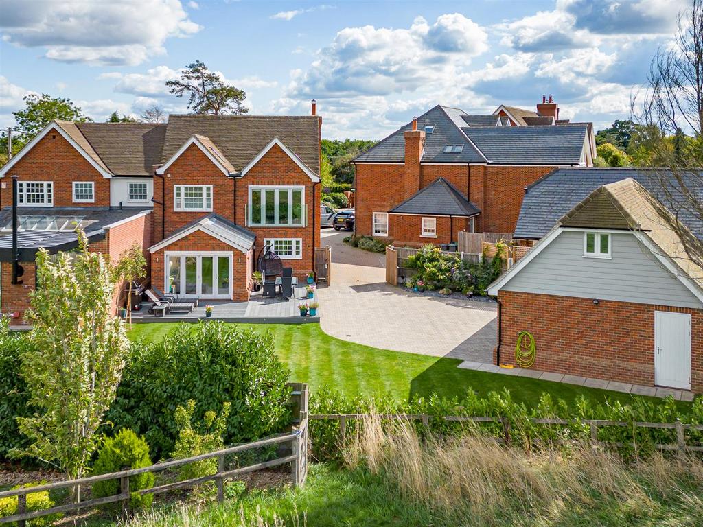 Causeway End, Dunmow CM6 3 bed link detached house for sale £900,000