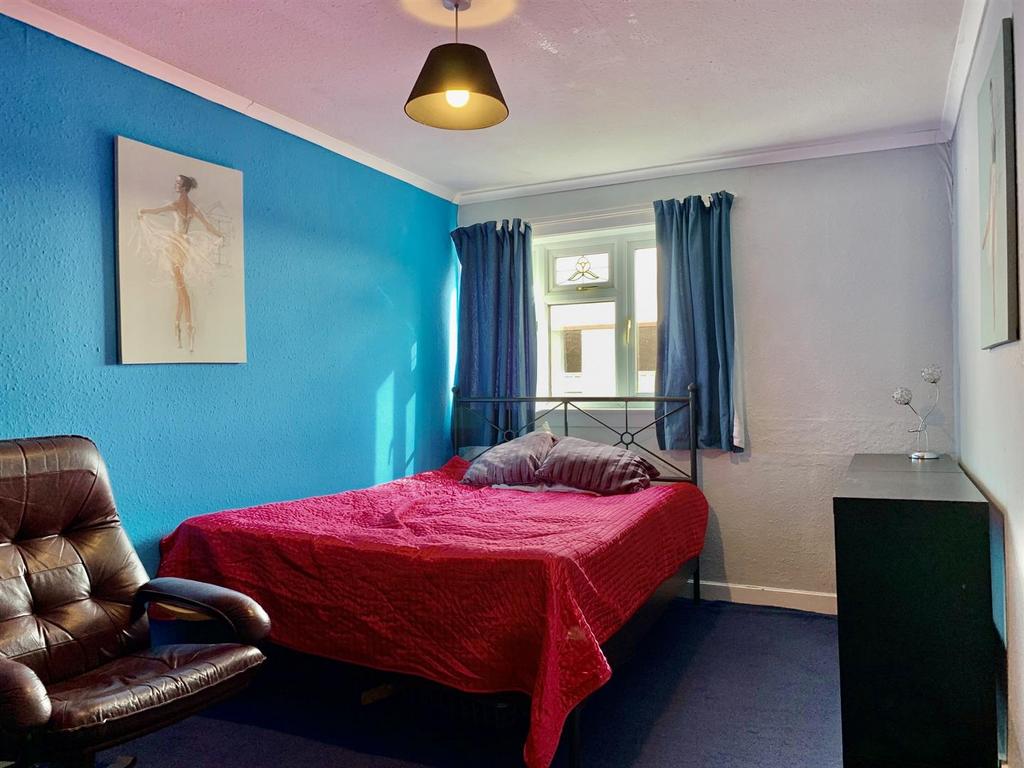 Calder Gardens, Edinburgh bedroom 2.jpg
