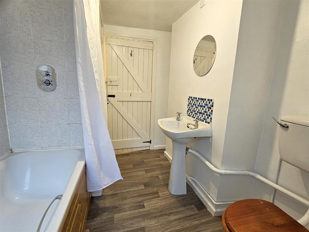 Bathroom (2).jpg