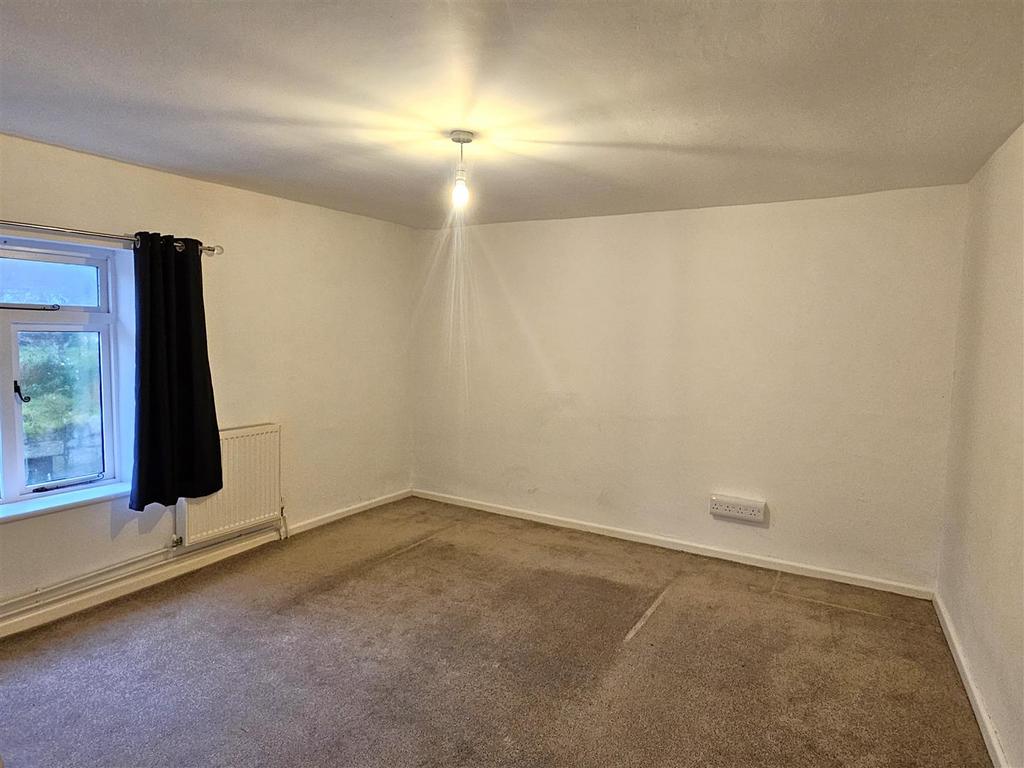 Bedroom 1.jpg
