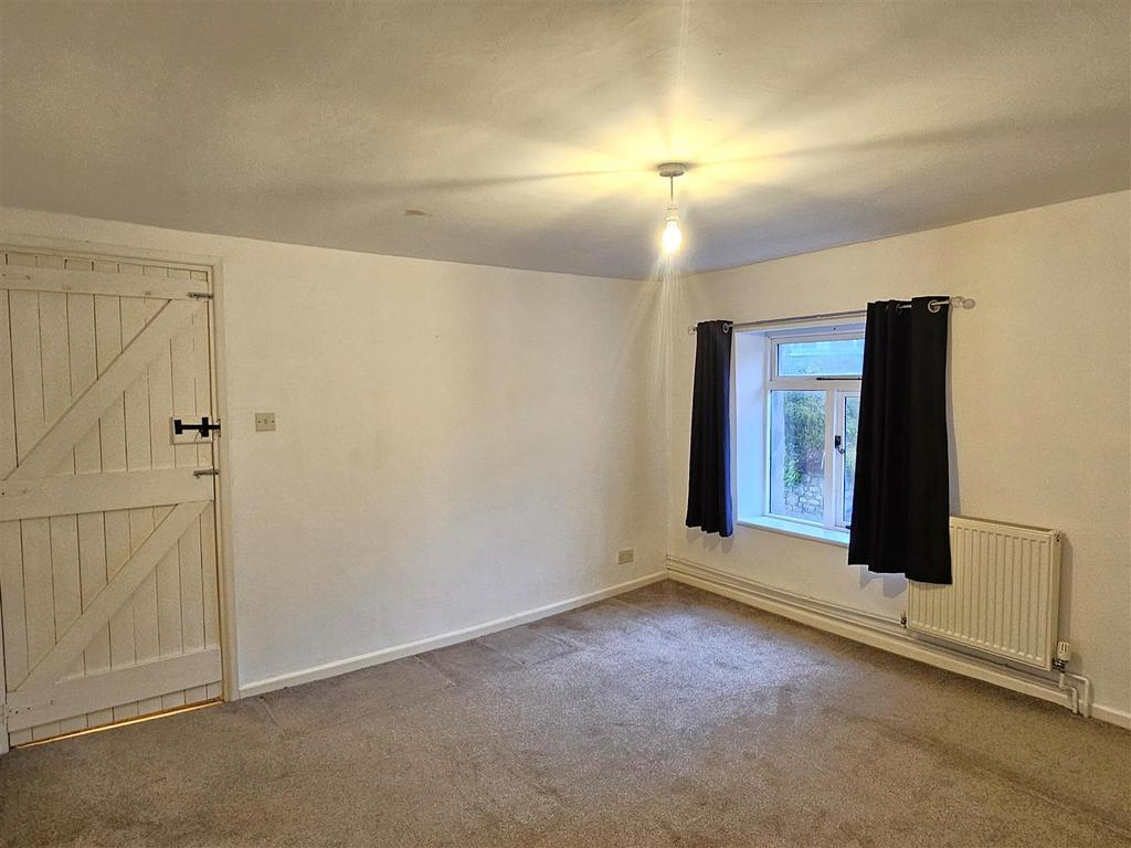 Bedroom 1 (2).jpg