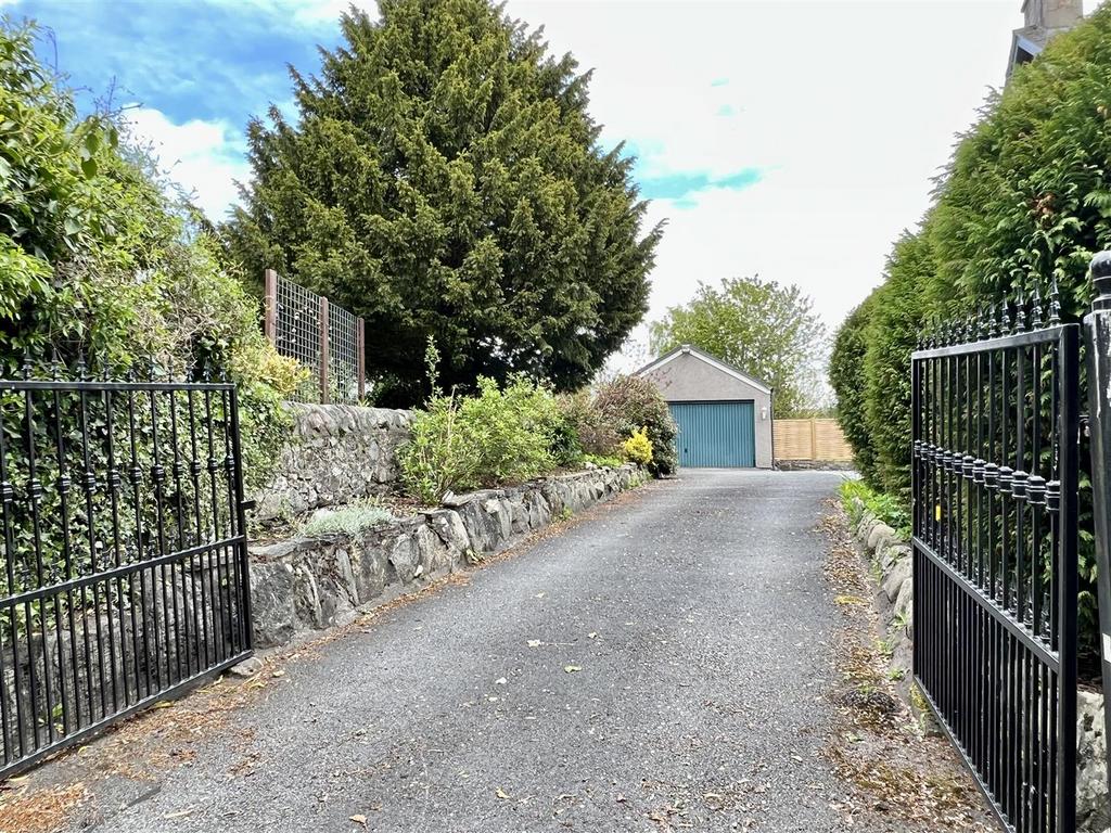 East Moulin Road, Pitlochry, Driveway