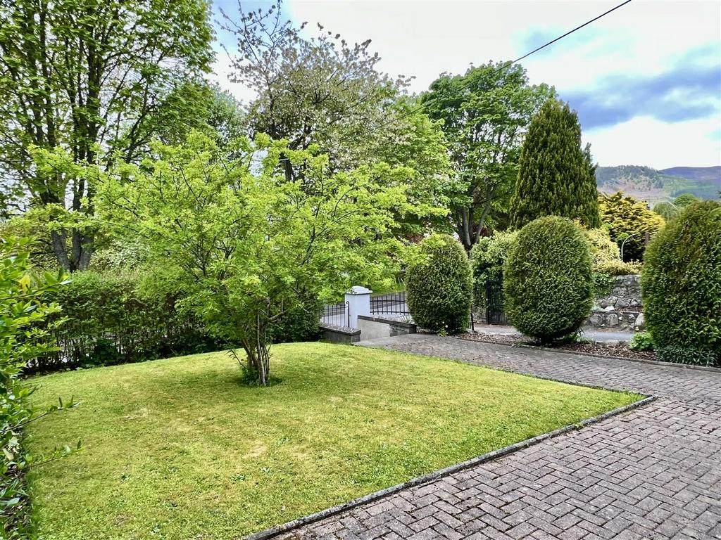 East Moulin Road, Pitlochry, Front garden
