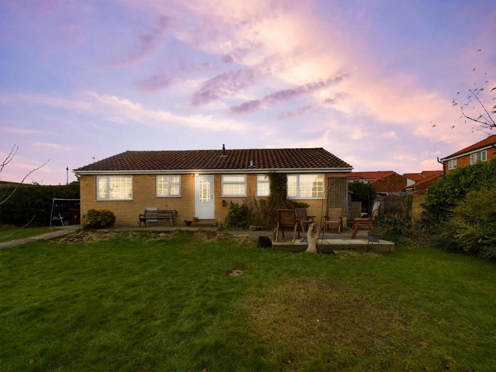 8 Cedar Vale, Kirkbymoorside, York, North Yorkshire YO62 6BU 3 bed