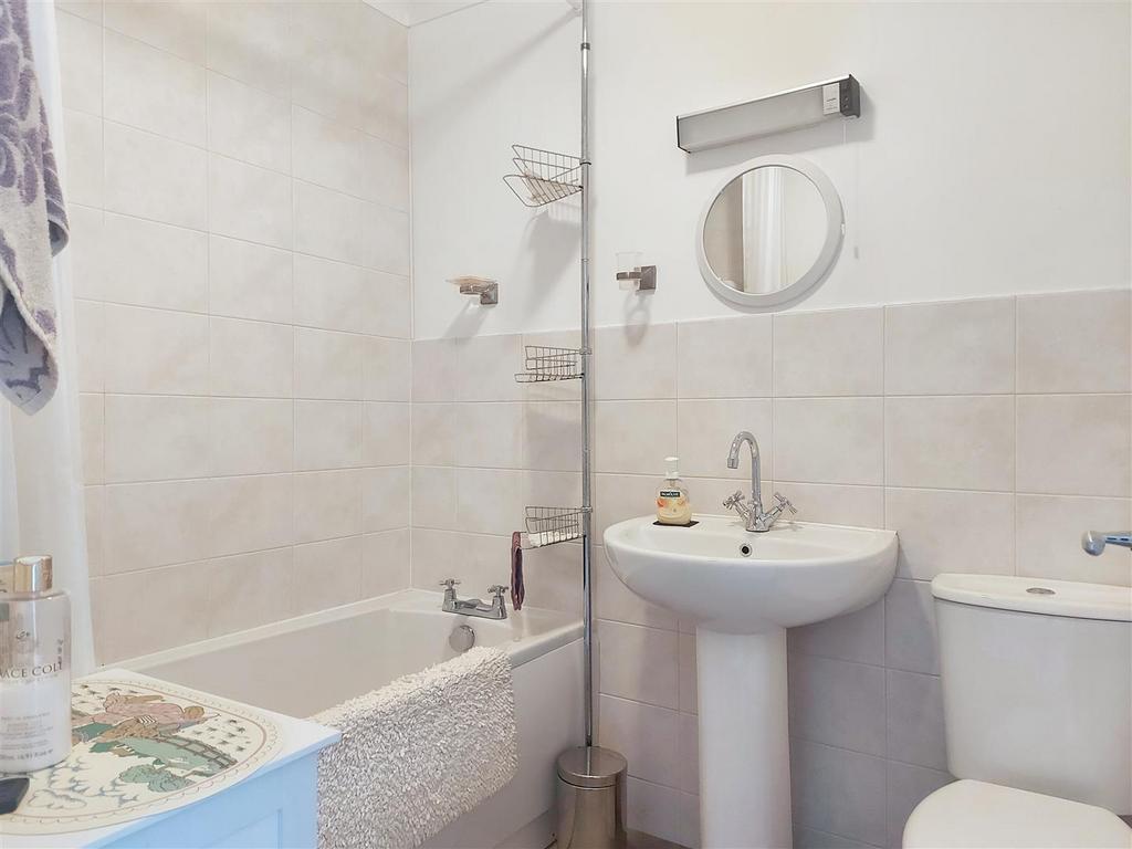Bathroom, 25 Knockard Place, Pitlochry .jpeg