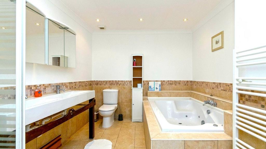 En suite batroom St Johns Street.jpg