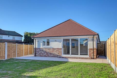 2 bedroom detached bungalow for sale, The Meads, Ingatestone