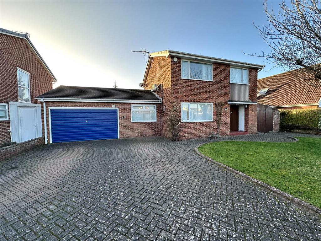 Harington Green, Formby, Liverpool 3 bed detached house £1,600 pcm (£