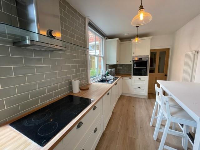 Streamlined fitted kitchen / diner