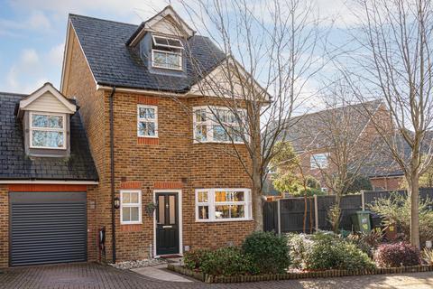10 Buxton Close, Epsom, KT19 8BD