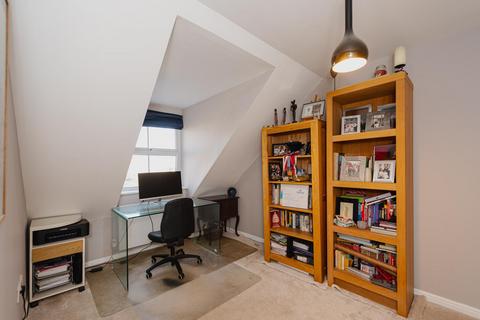 10 Buxton Close, Epsom, KT19 8BD