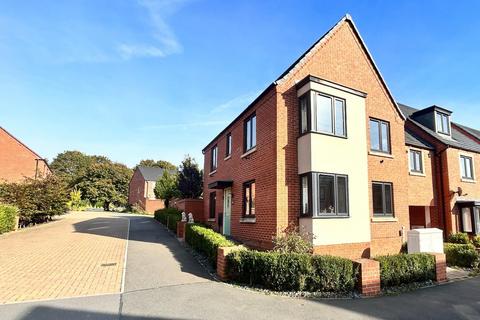 27 Balmoral Close, Northampton, NN5 4WA